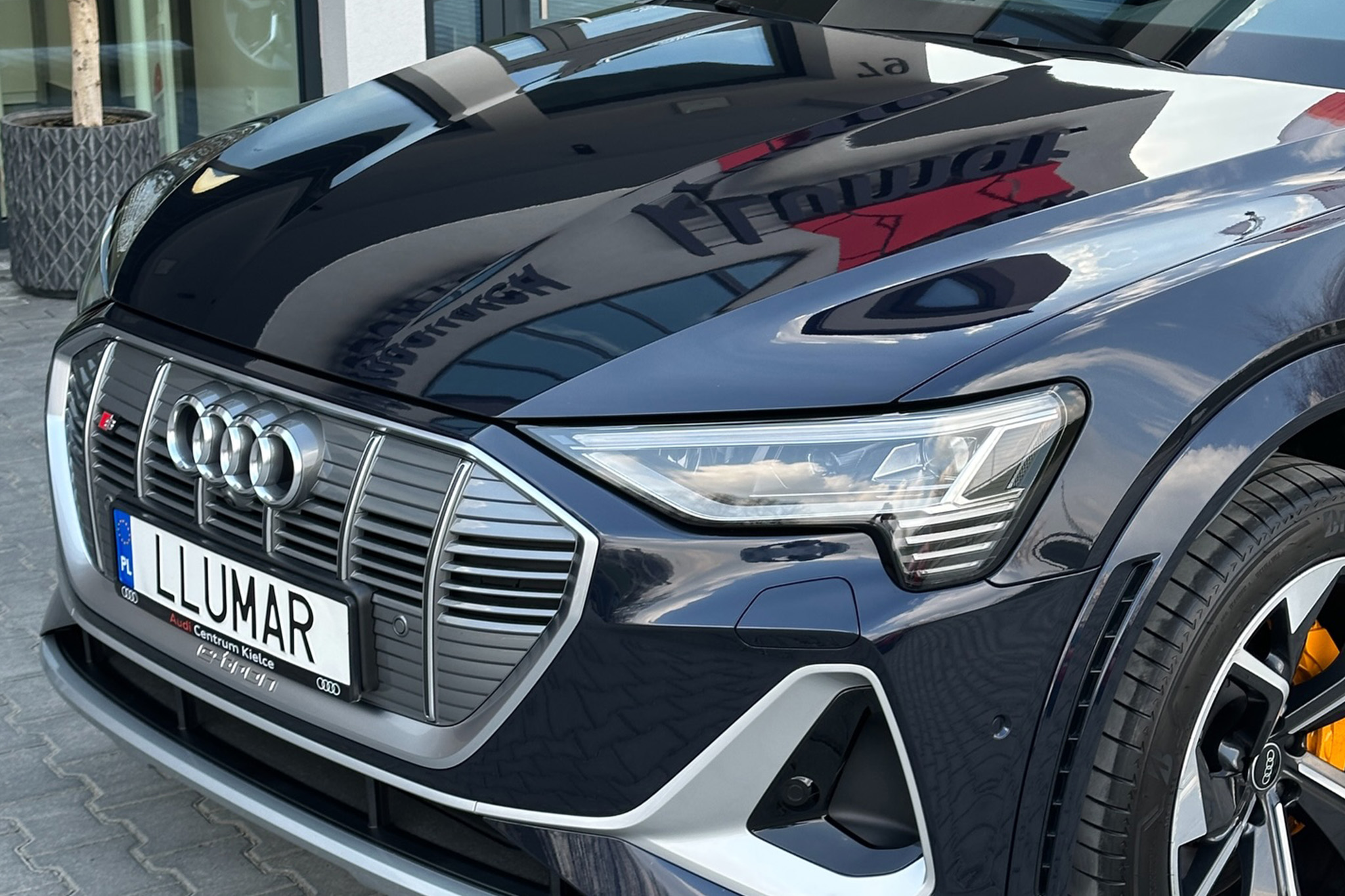 Ochrona lakieru Audi e-tron – aplikacja samoregenerującej się folii PPF na nadwozie