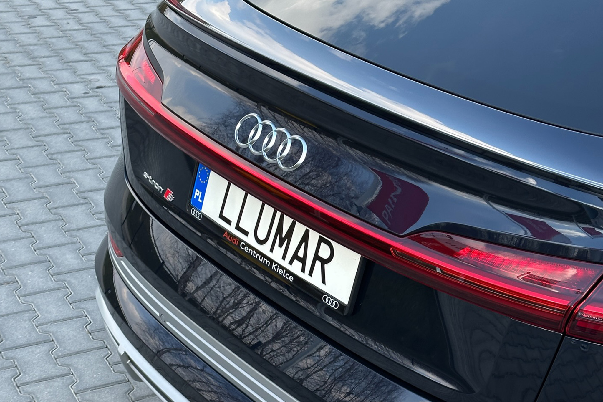 Innowacyjne Audi e-tron SUV z lakierem w całości zabezpieczonym folią PPF klasy premium