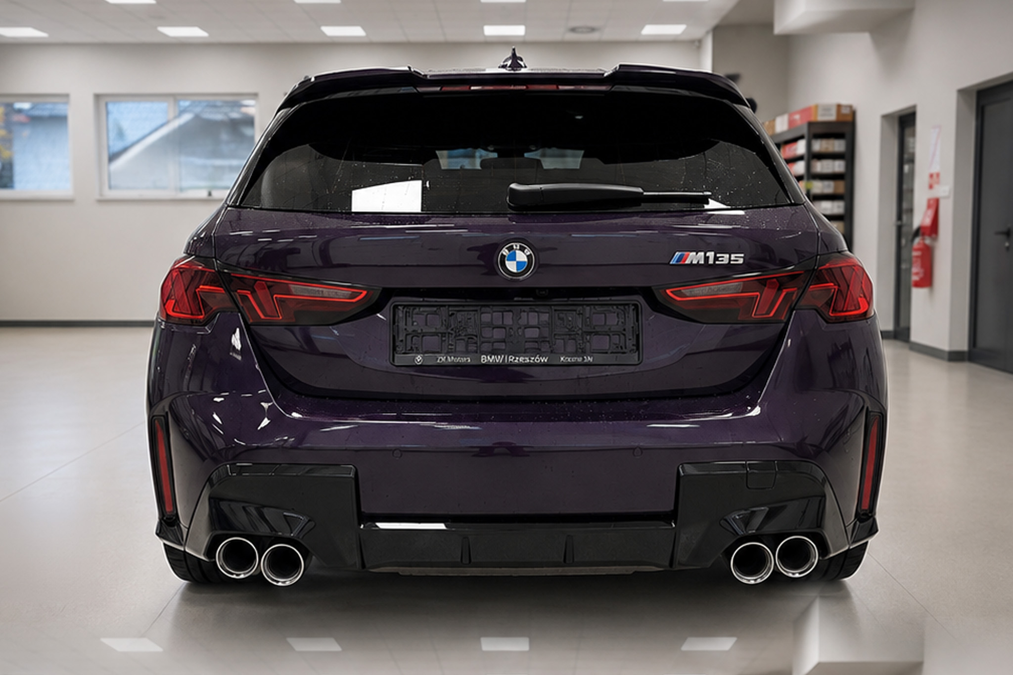 Satynowo-matowe wykończenie BMW M135 folią LLumar Platinum Matt
