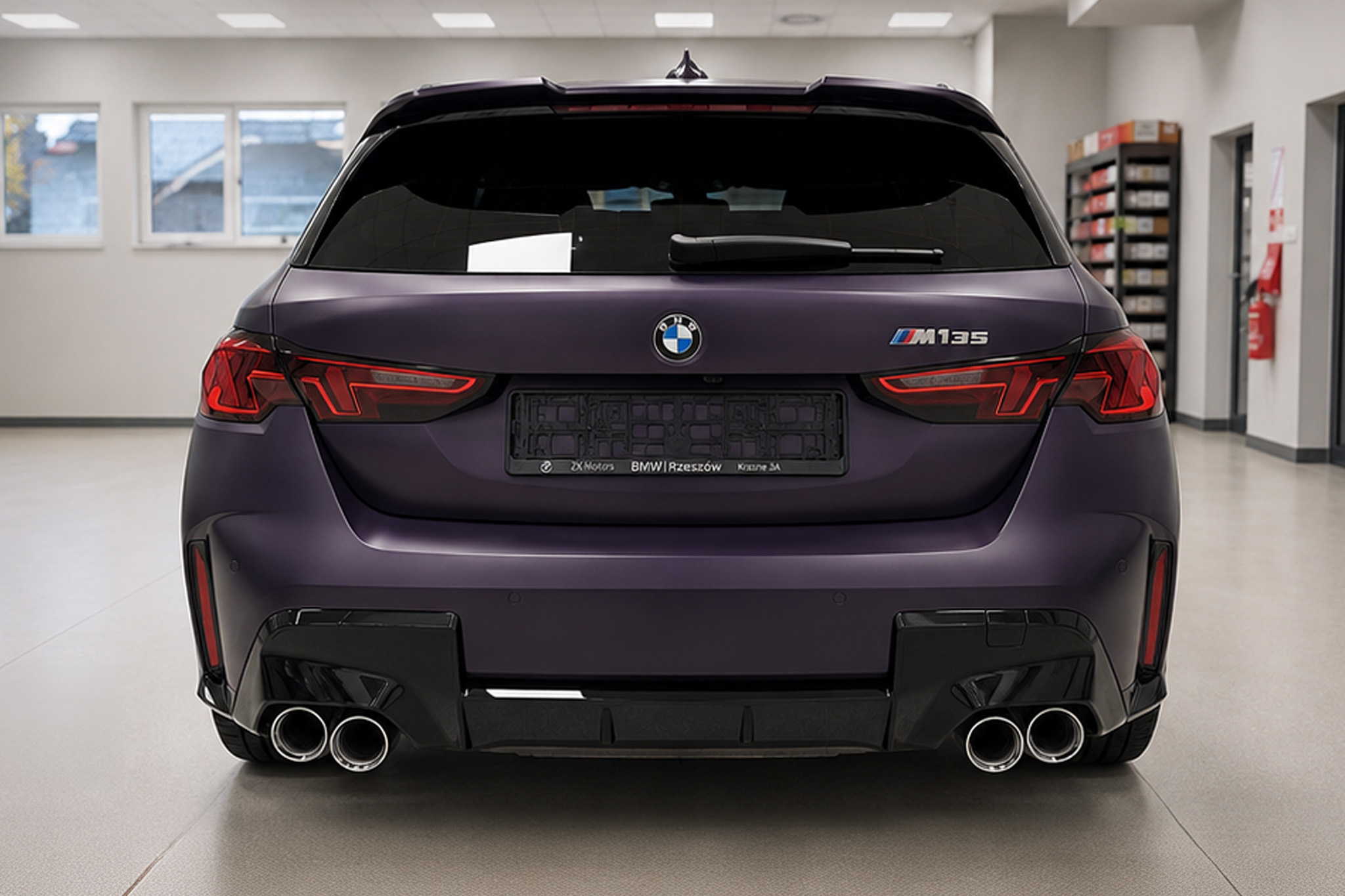 BMW M135 – mat podkreślający sportowe przetłoczenia nadwozia