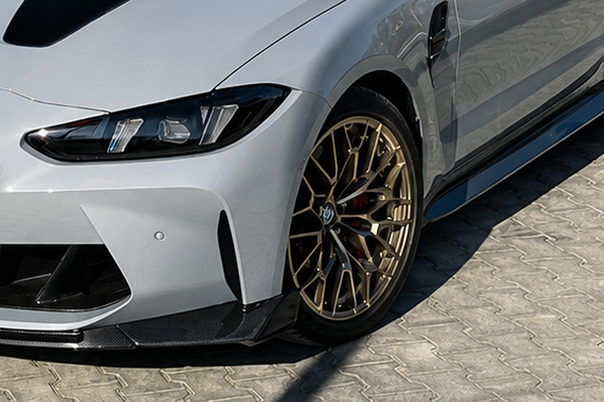 Ochrona lakieru BMW M4 CS – aplikacja folii PPF LLumar Platinum na nadwoziu