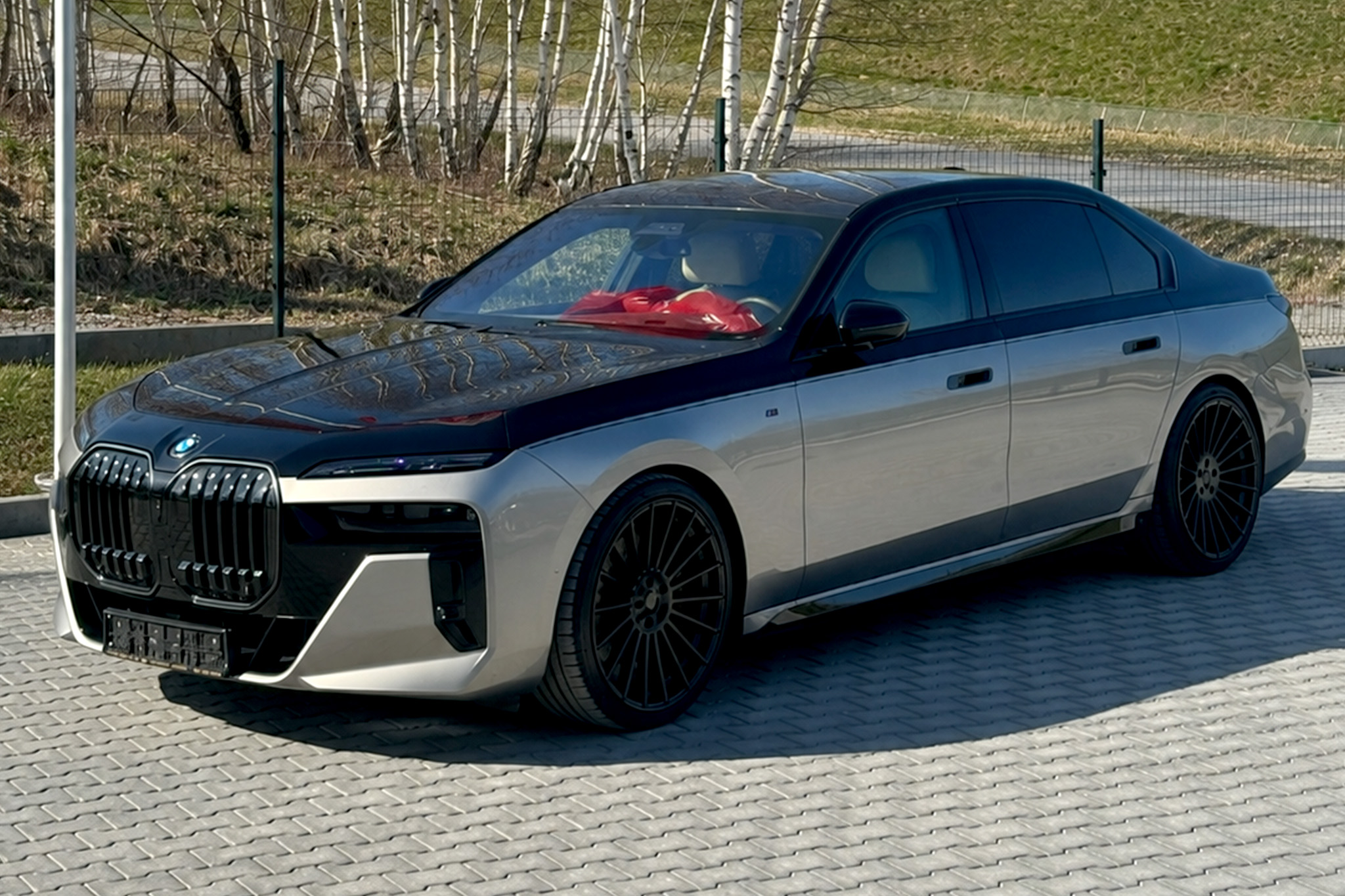 Luksusowa limuzyna BMW Serii 7 zabezpieczona bezbarwną folią ochronną PPF w salonie PWJ