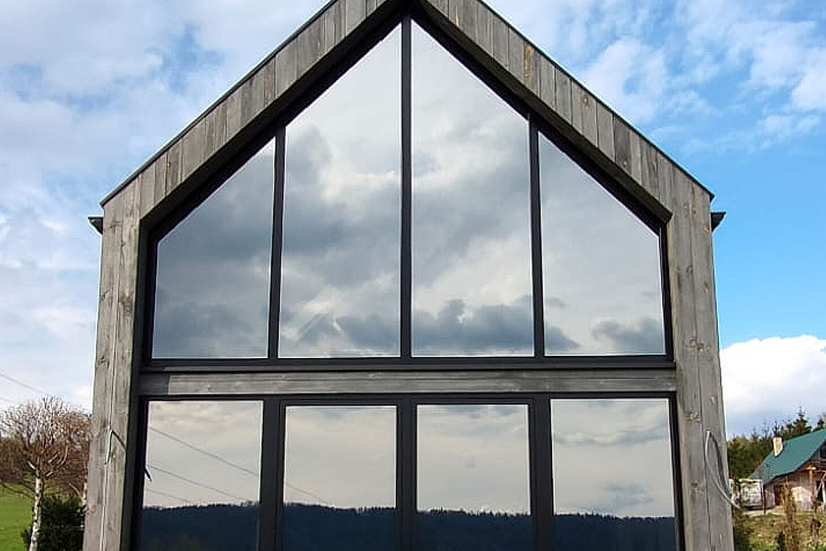 folia na okna w domu typu stodoła