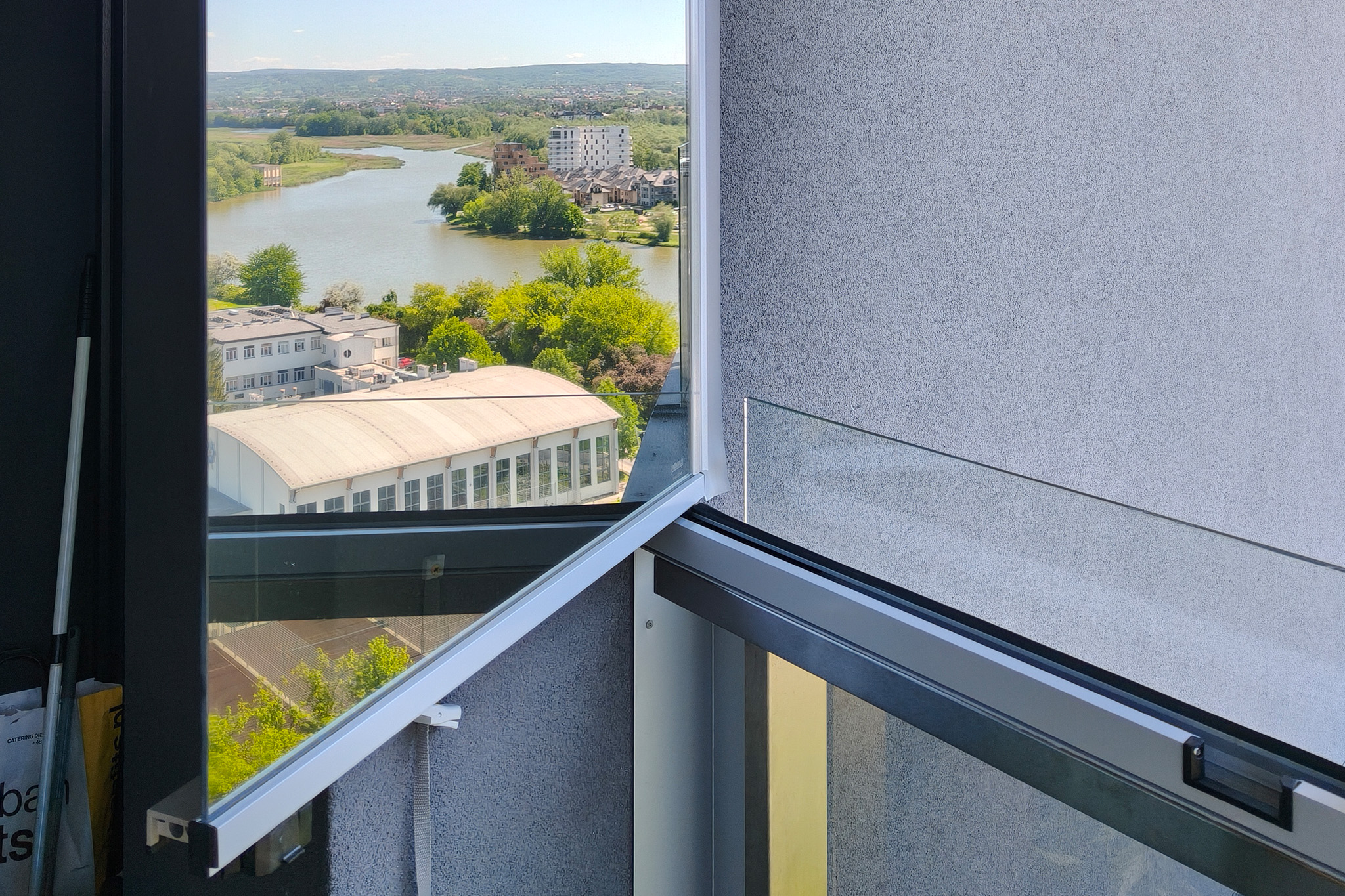 Przeszklony balkon po montażu wewnętrznej folii przeciwsłonecznej LLumar DR25
