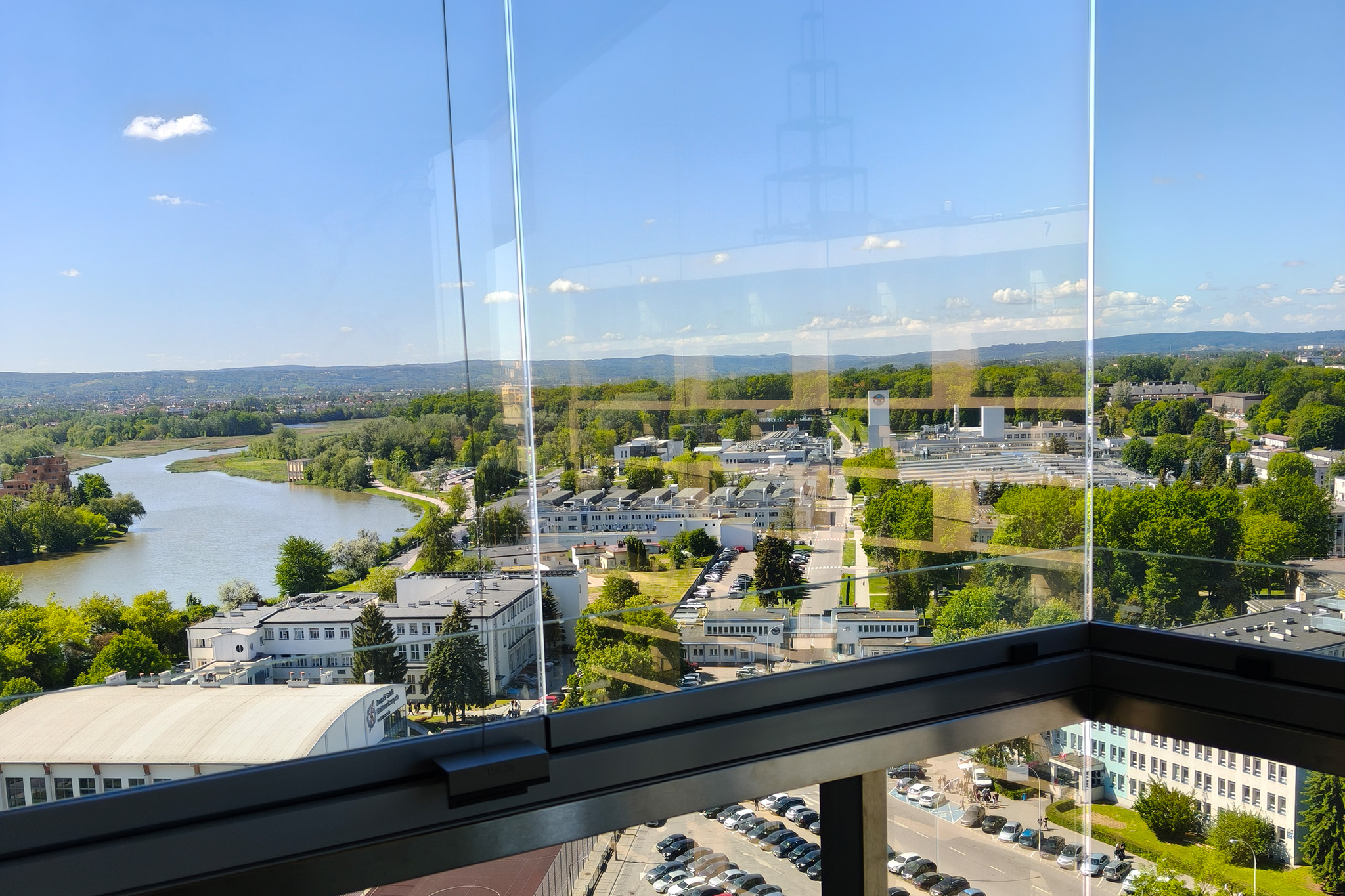 Przeszklony balkon po montażu wewnętrznej folii przeciwsłonecznej LLumar DR25
