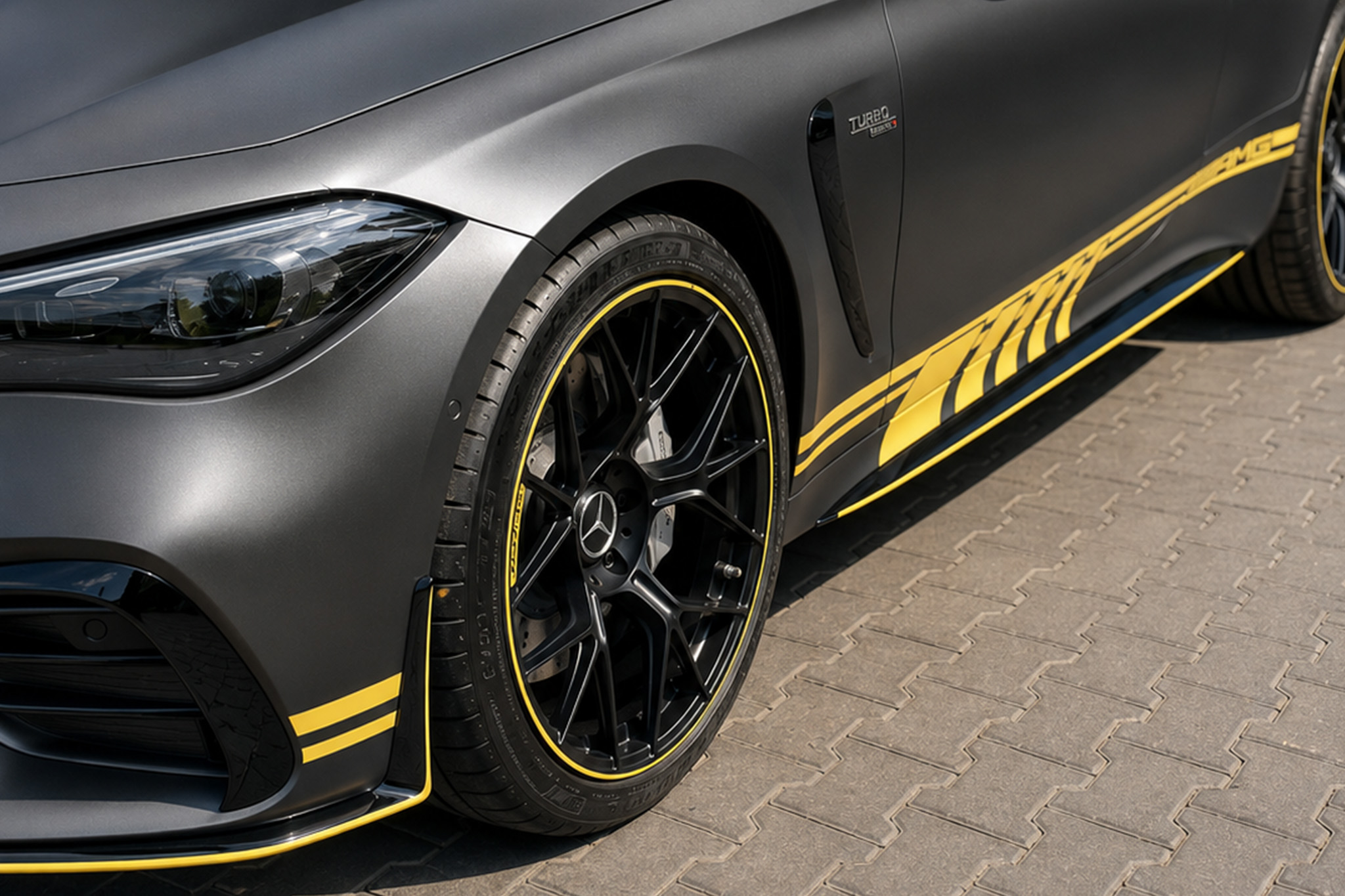 Ochrona przodu Tesli Model 3 – aplikacja folii LLumar Gloss (Full Front)