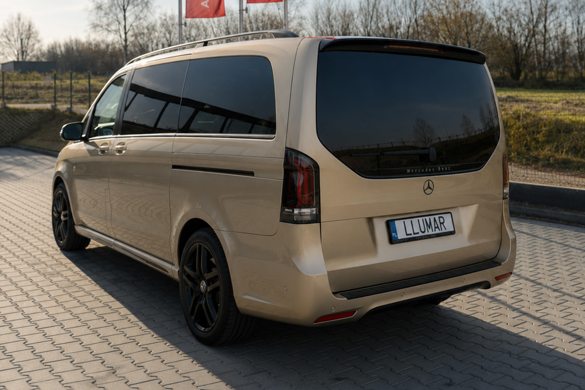 Efekt dechromingu na Mercedesie Klasy V czarną folią PPF Select Black