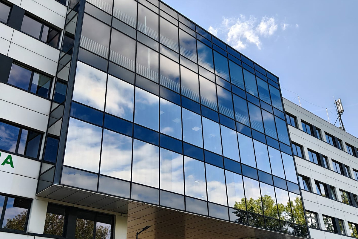 montaż folii przeciwsłonecznej lustrzanej na biurowcu