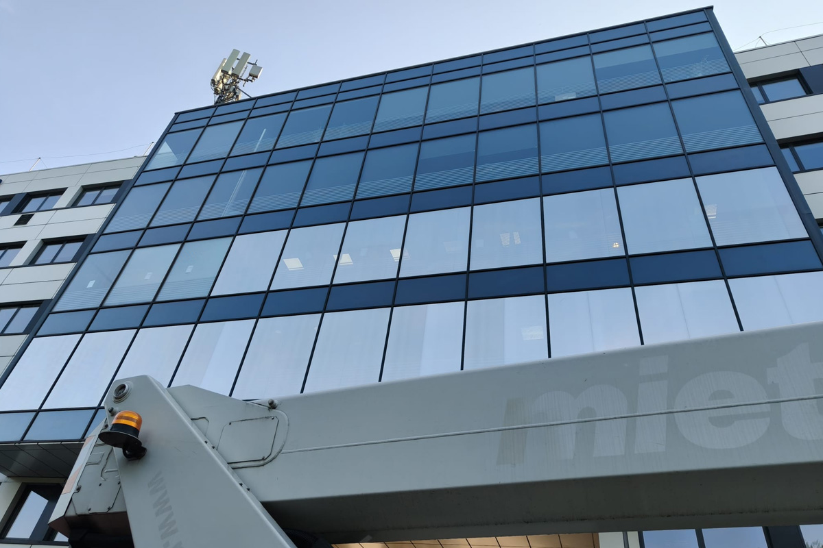 montaż folii przeciwsłonecznej lustrzanej na biurowcu