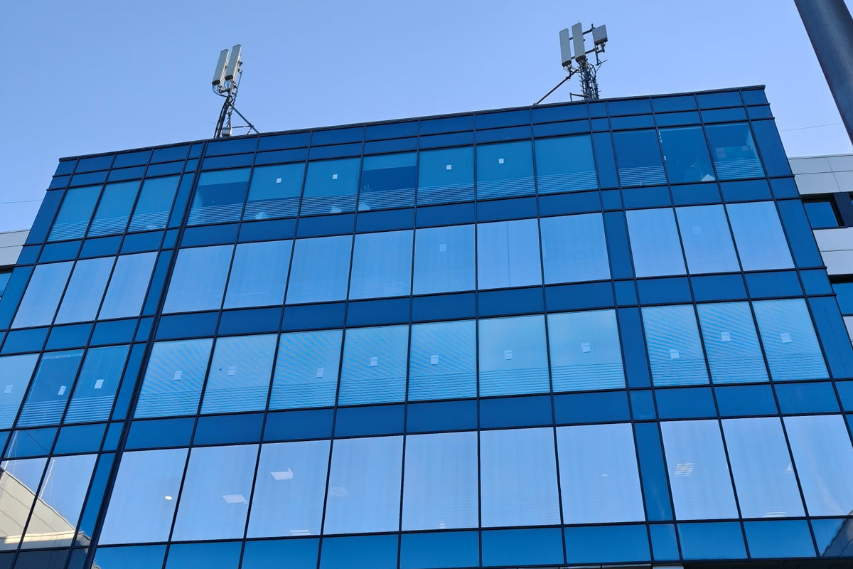 montaż folii przeciwsłonecznej lustrzanej na biurowcu