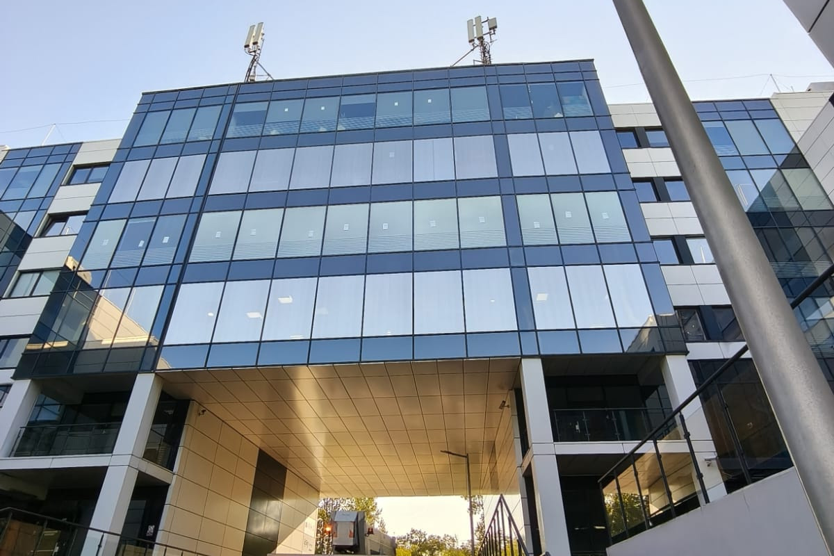 montaż folii przeciwsłonecznej lustrzanej na biurowcu