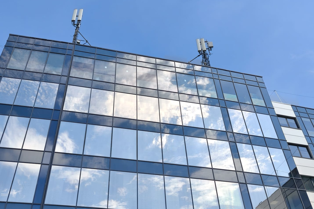 montaż folii przeciwsłonecznej lustrzanej na biurowcu