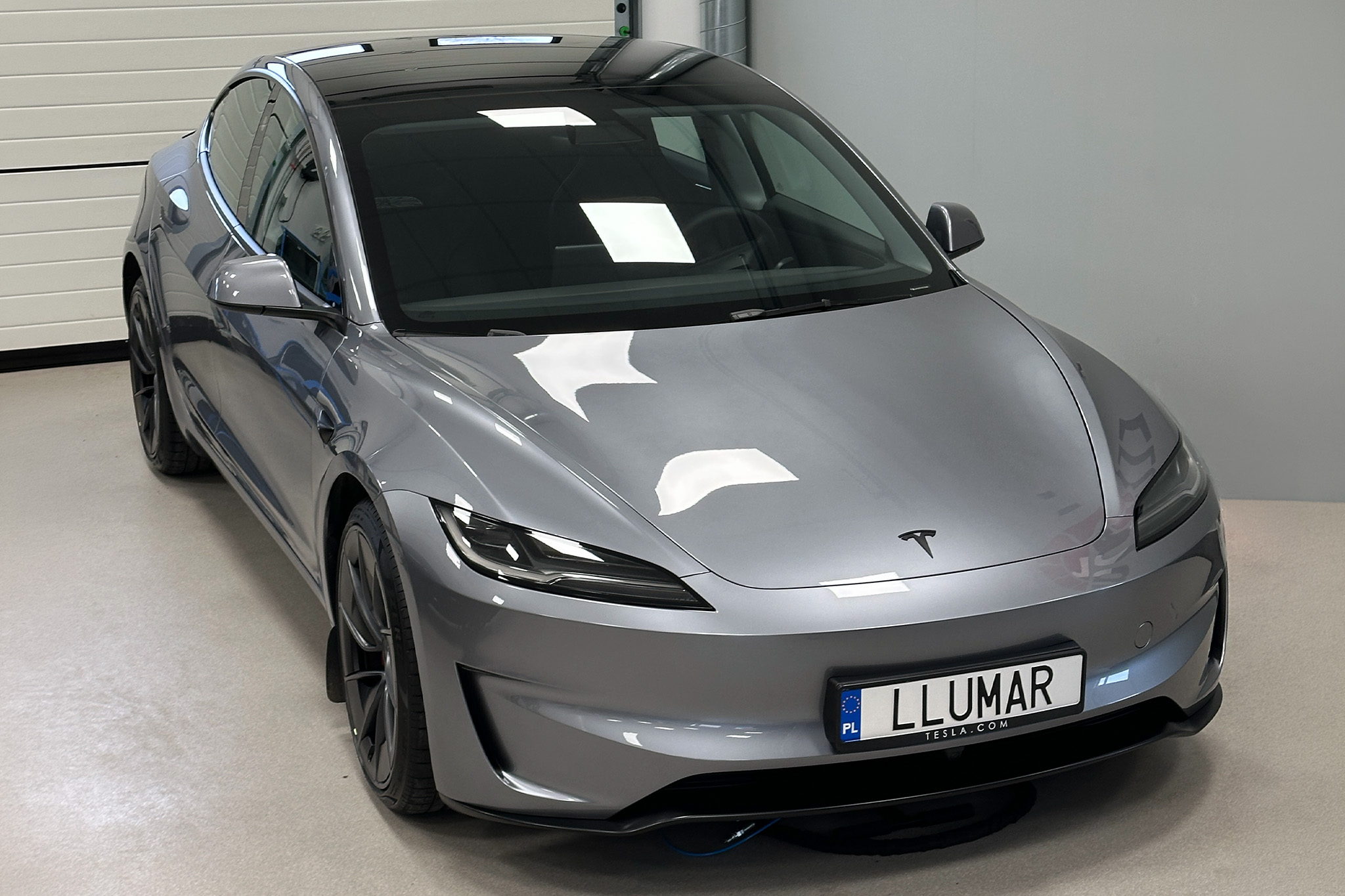 Ochrona przodu Tesli Model 3 – aplikacja folii LLumar Gloss (Full Front)