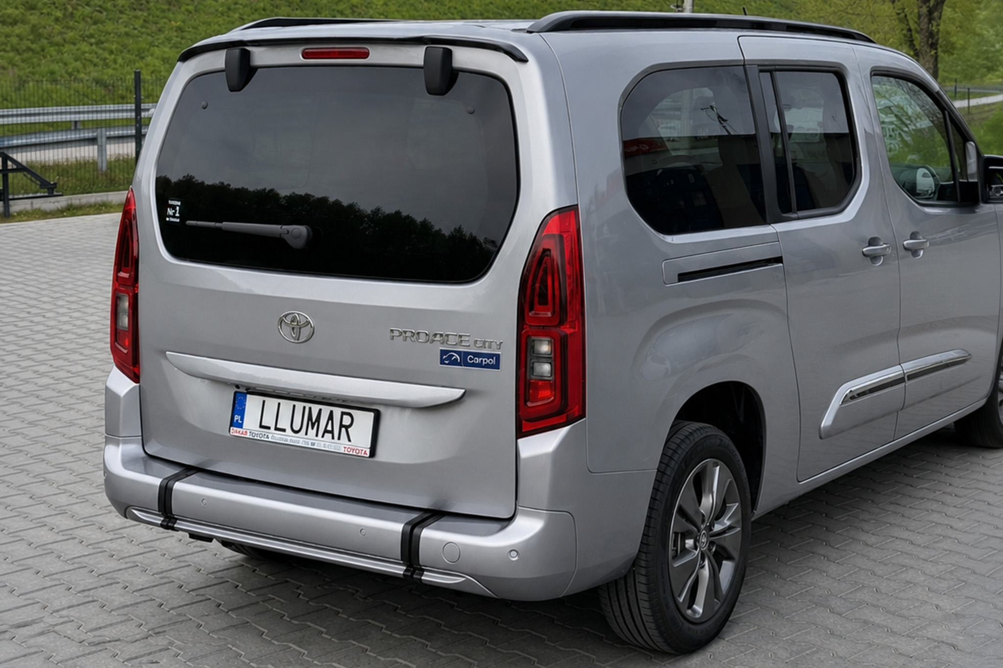 Ochrona przodu Toyoty ProAce – aplikacja folii LLumar Valor