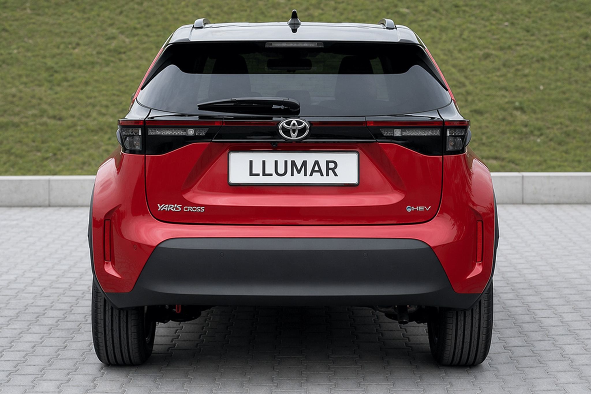 Zabezpieczenie lakieru bezbarwną folią PPF LLumar na nowej Toyocie Yaris Cross