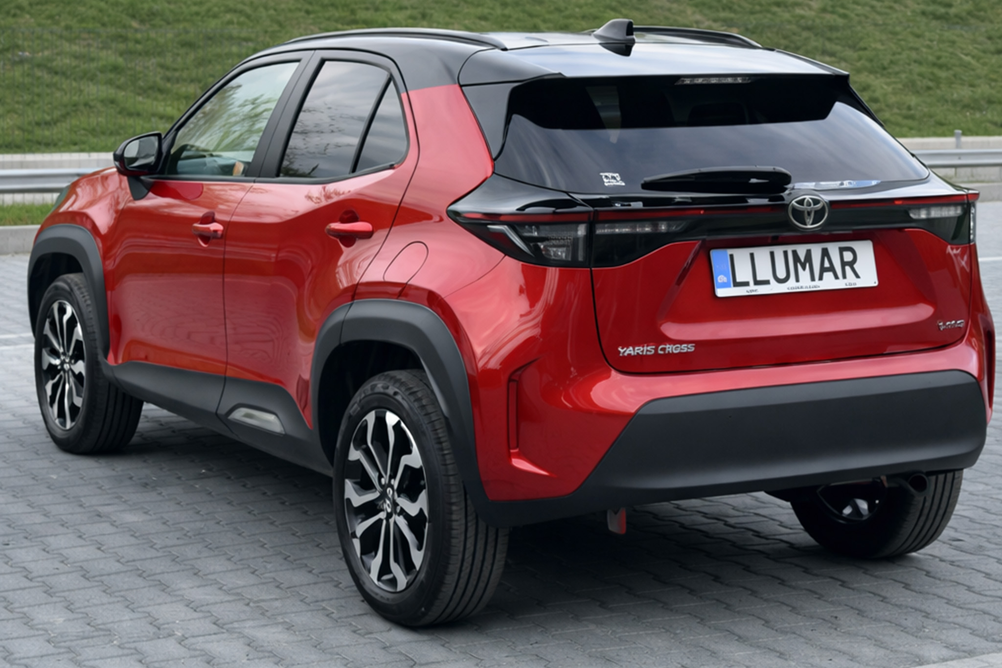 Oklejanie karoserii Toyota Yaris Cross – odtworzenie pakietu stylistycznego w salonie w Rzeszowie