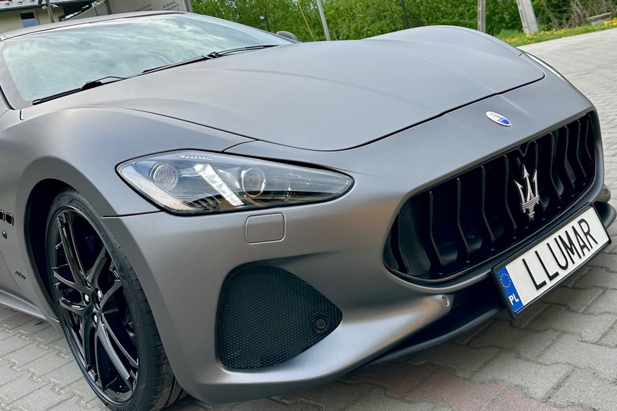 Zmiana koloru auta folią