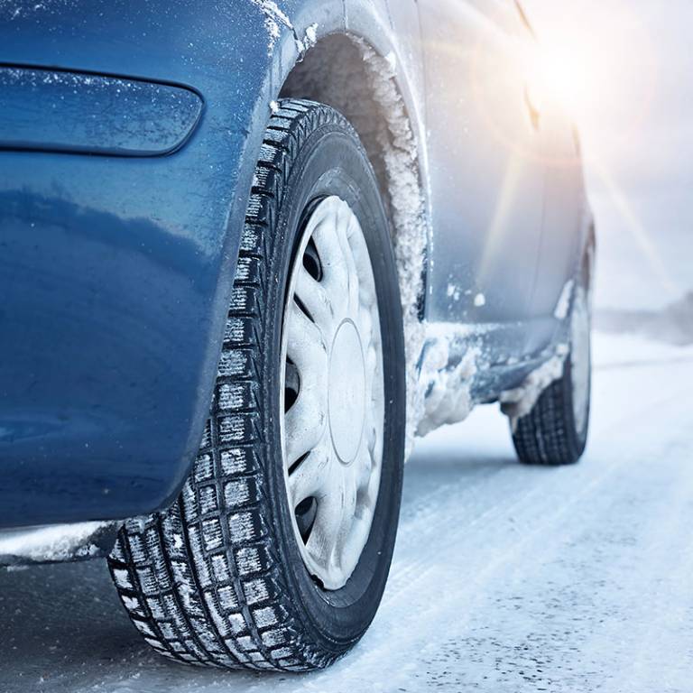Jak zimowe warunki wpływają na ochronę lakieru auta?